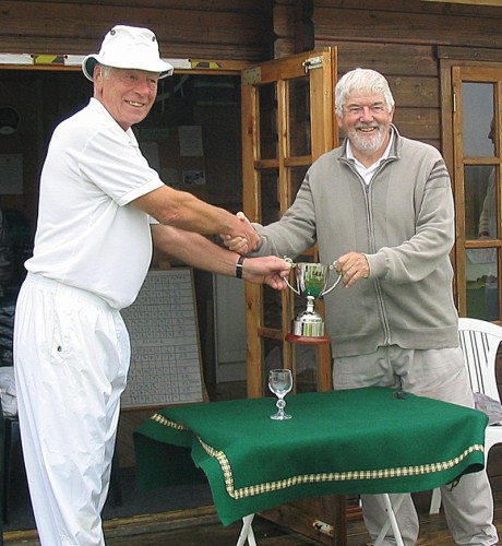 Winner Des Honey receiving the Trophy from Tony Jennings