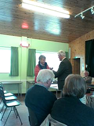 Peter Cutting receiving the Daphne Jennings Memorial Trophy for the most improved player.