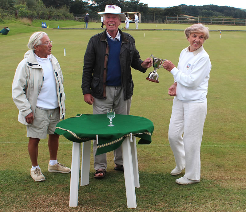 Tony Jennings presents the Trophy to the winner Jenny Burrows