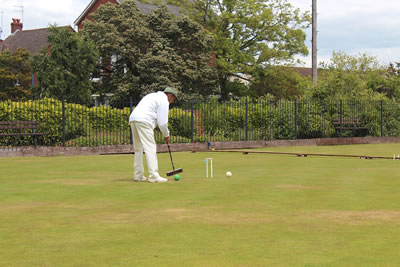 Afternoon singles, Peter Dexter(C) runs hoop 6