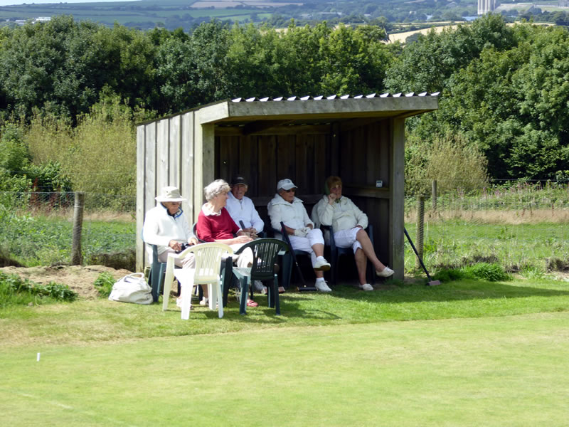 Spectators and outplayers