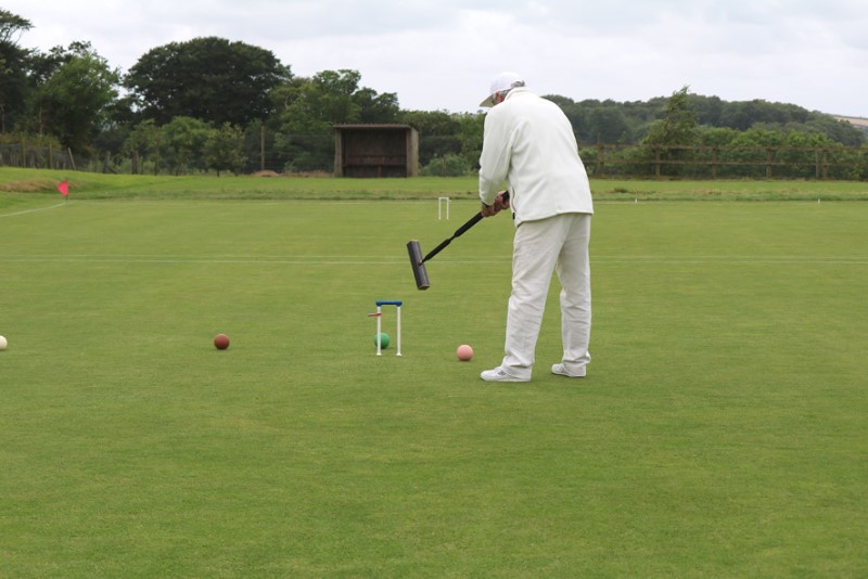 Afternoon singles, Bob Cash (CR) good start green through hoop 1